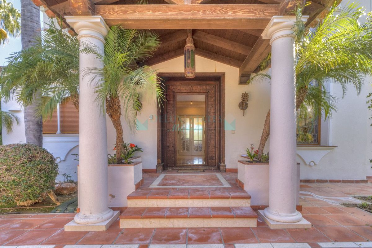 Villa for sale in Estepona