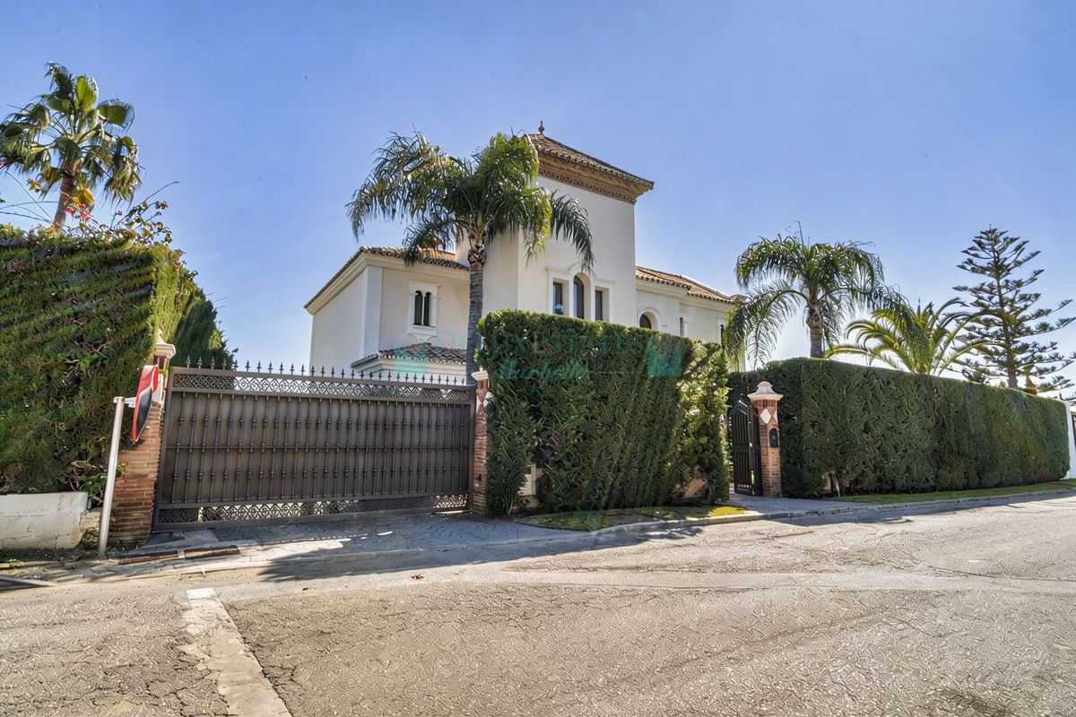 Villa for sale in Estepona