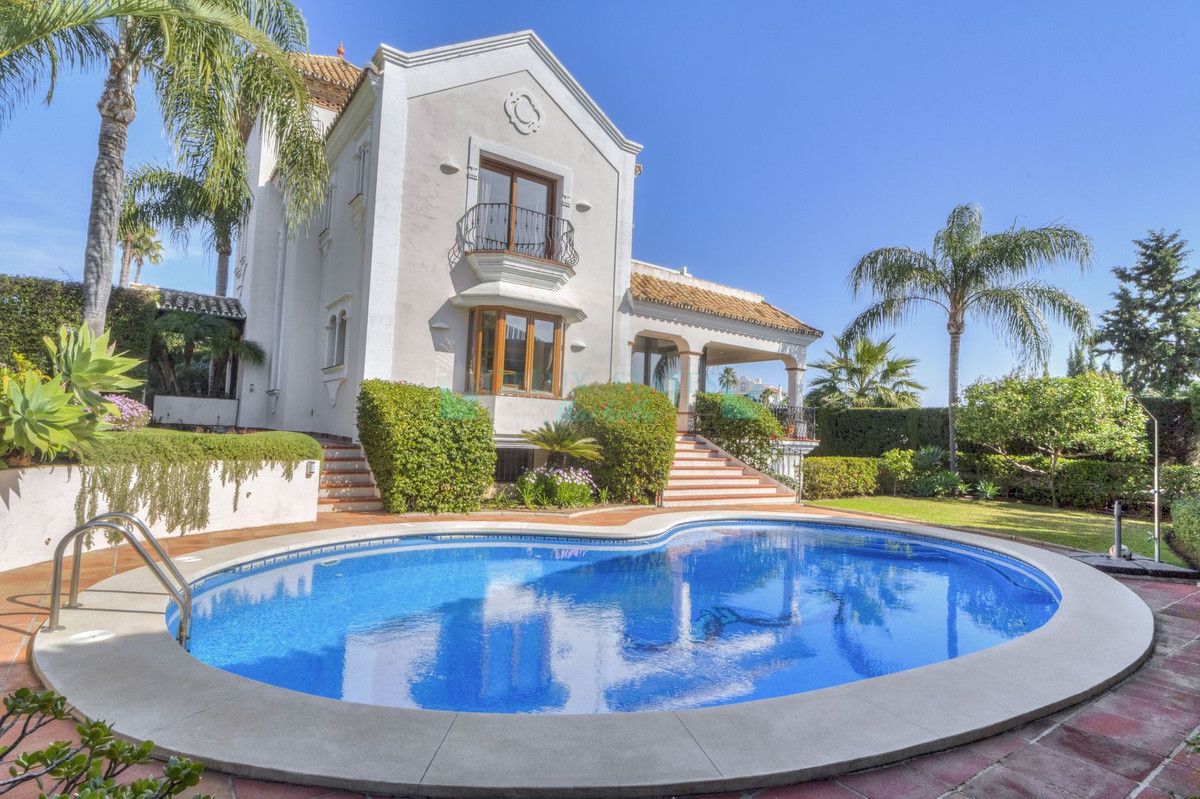 Villa for sale in Estepona
