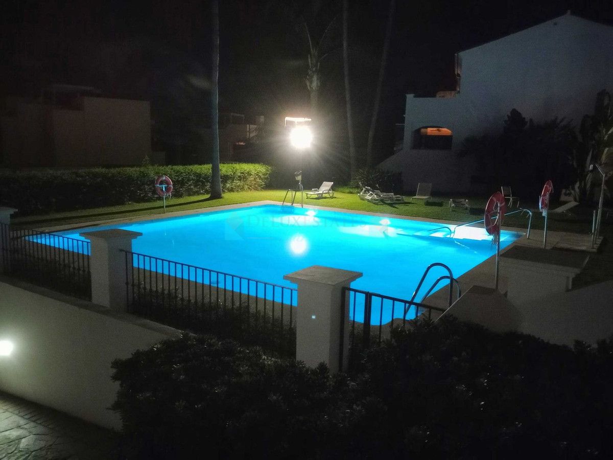 Villa Pareada en venta en Estepona