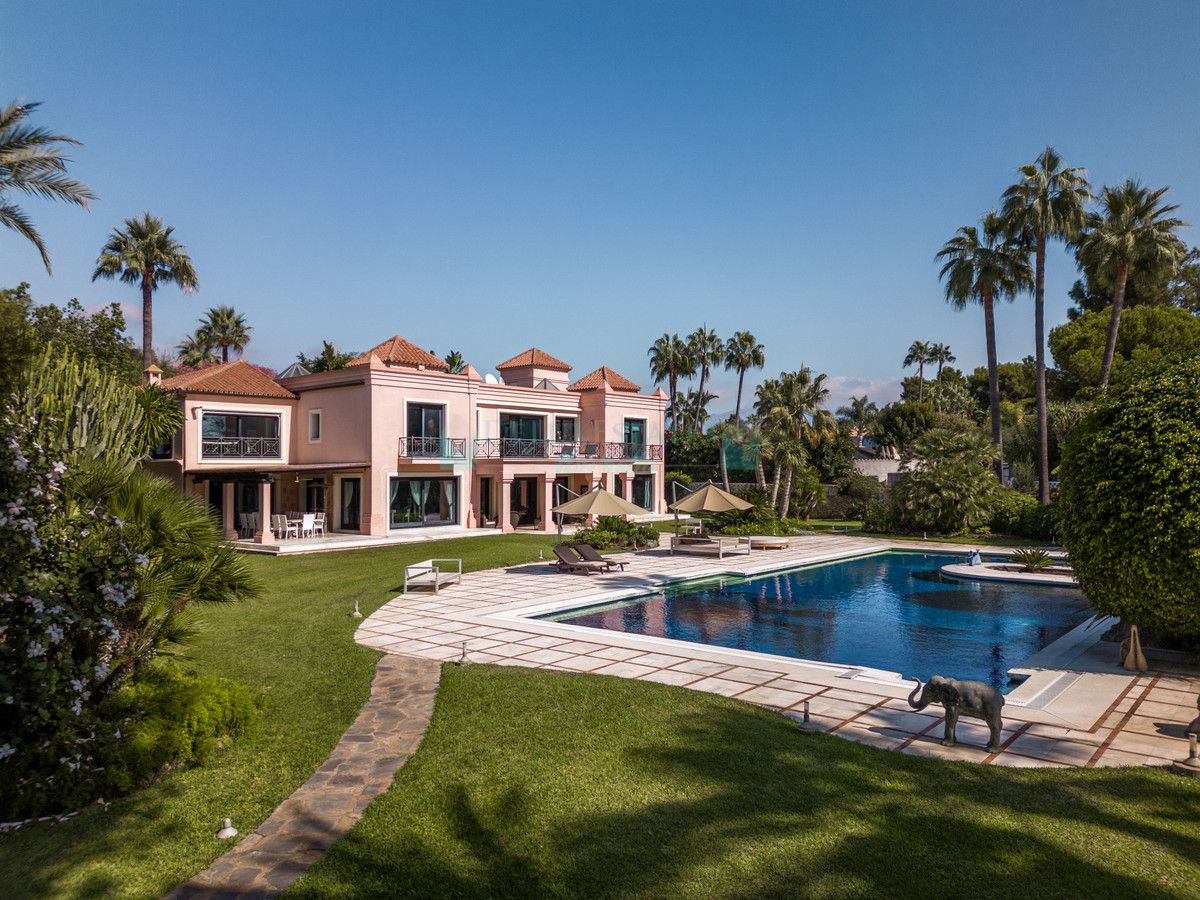 Villa for sale in Estepona