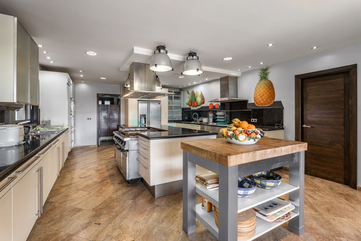 Villa for sale in Estepona