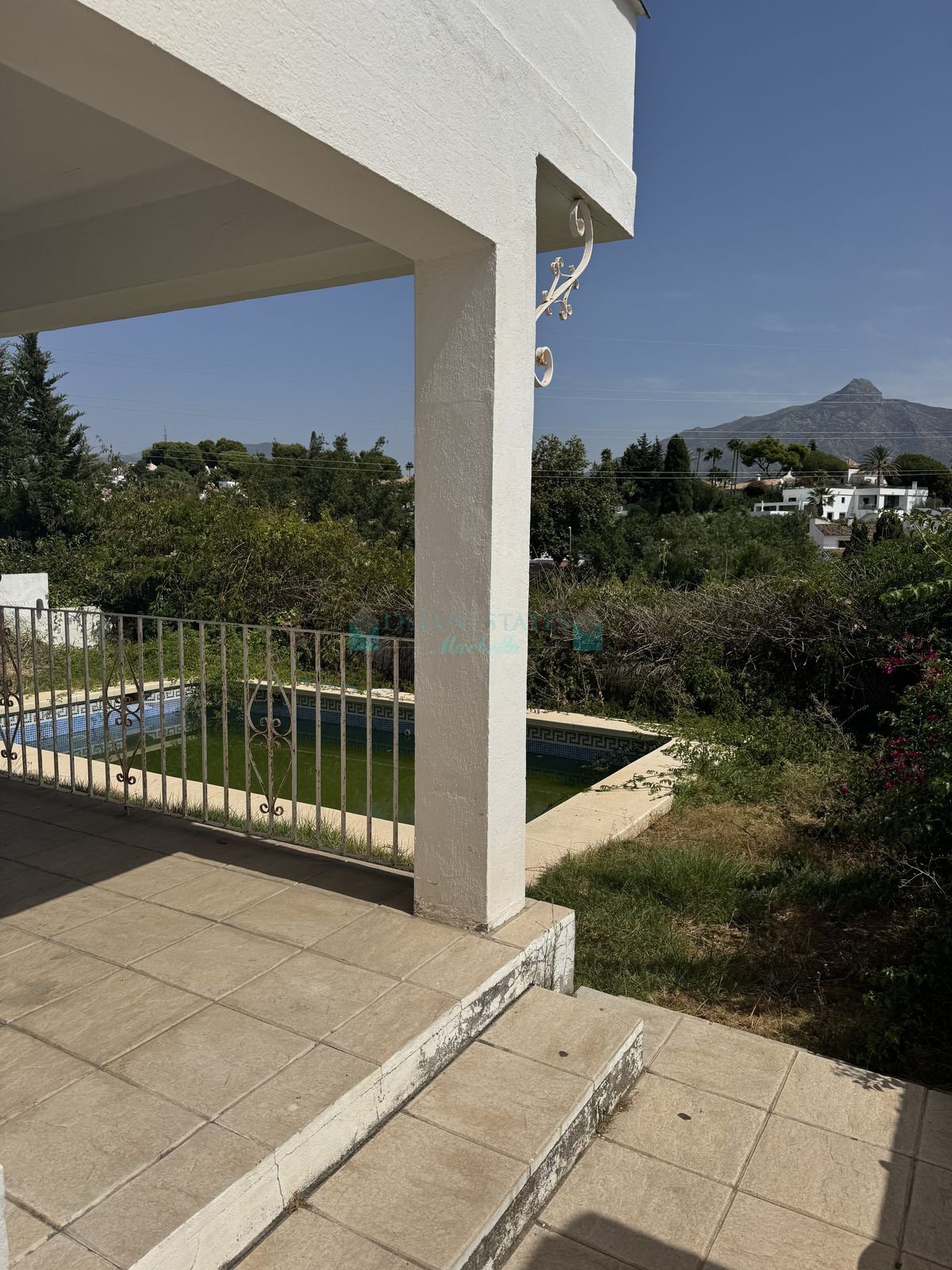 Villa for sale in Nueva Andalucia