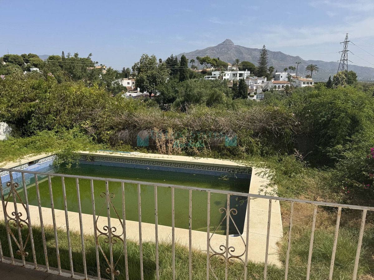 Villa for sale in Nueva Andalucia