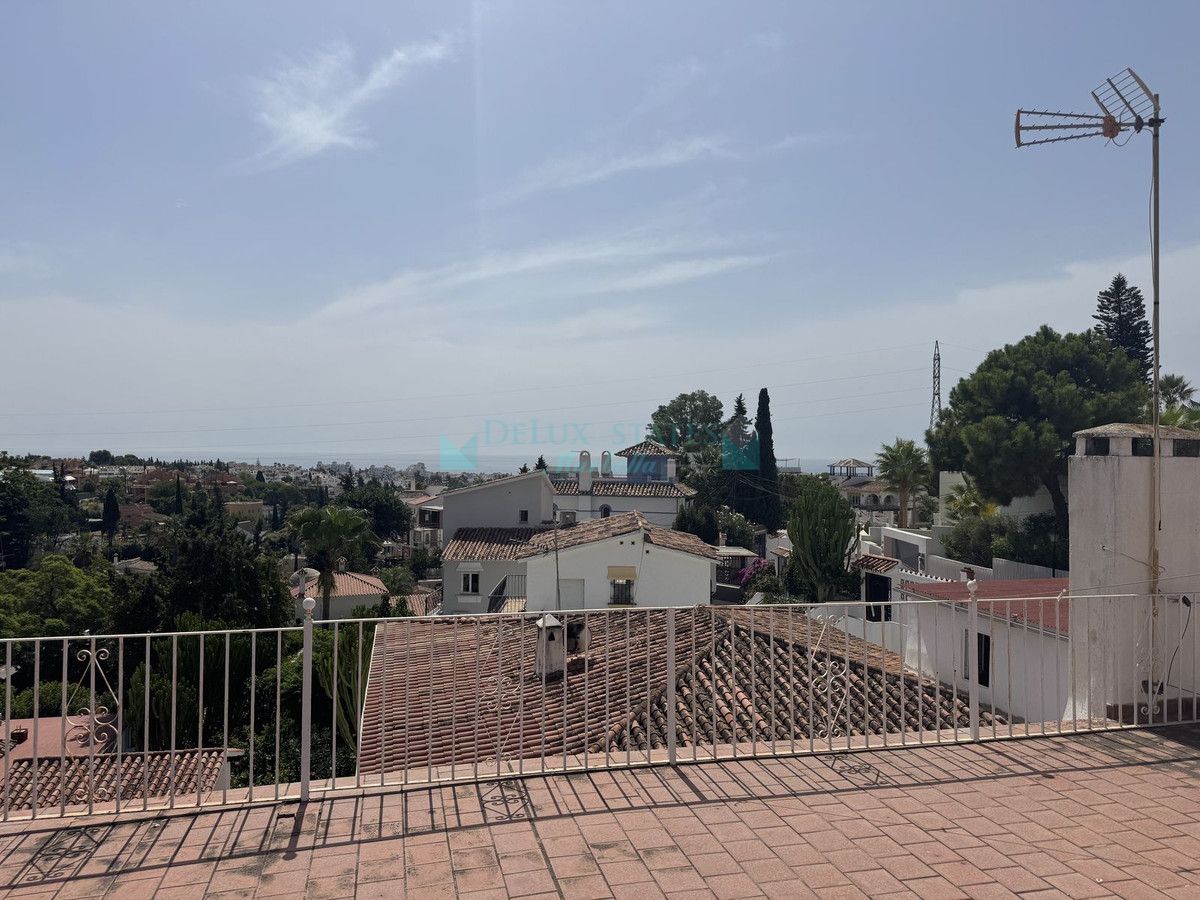 Villa for sale in Nueva Andalucia