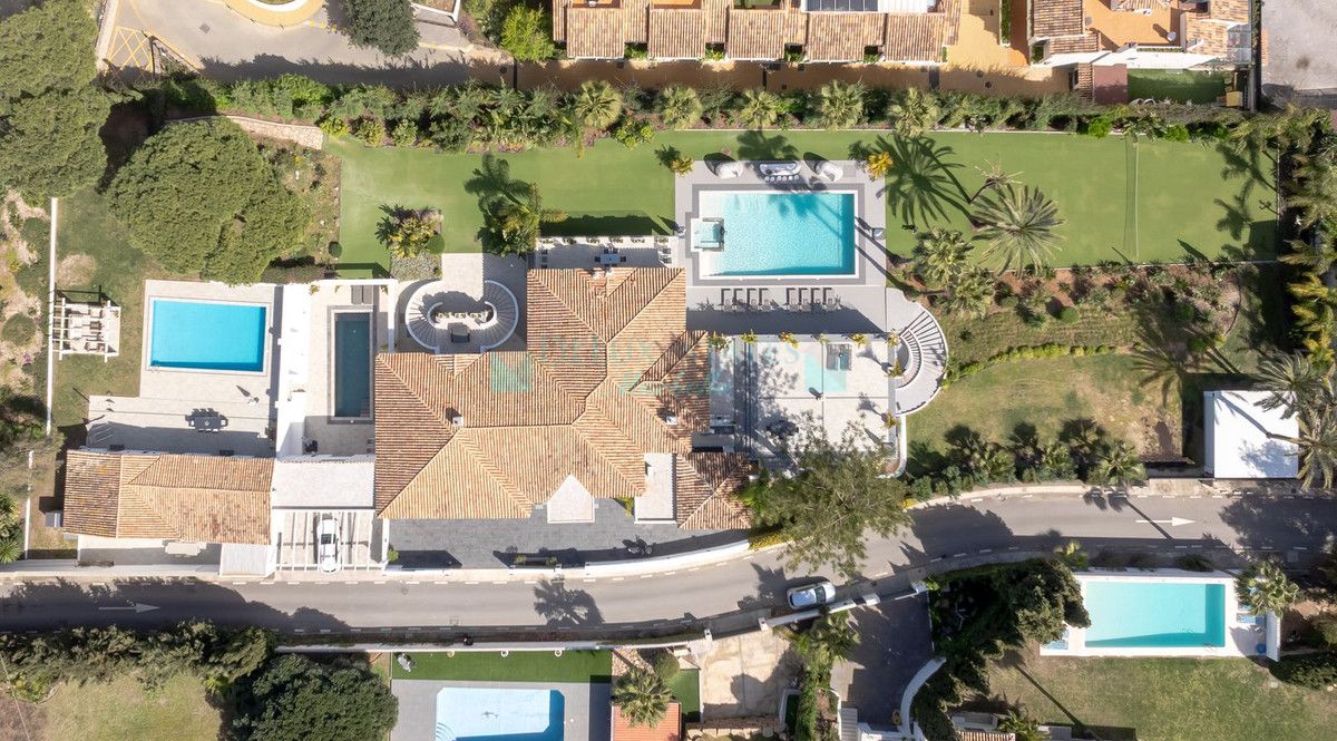 Villa for sale in Atalaya, Estepona