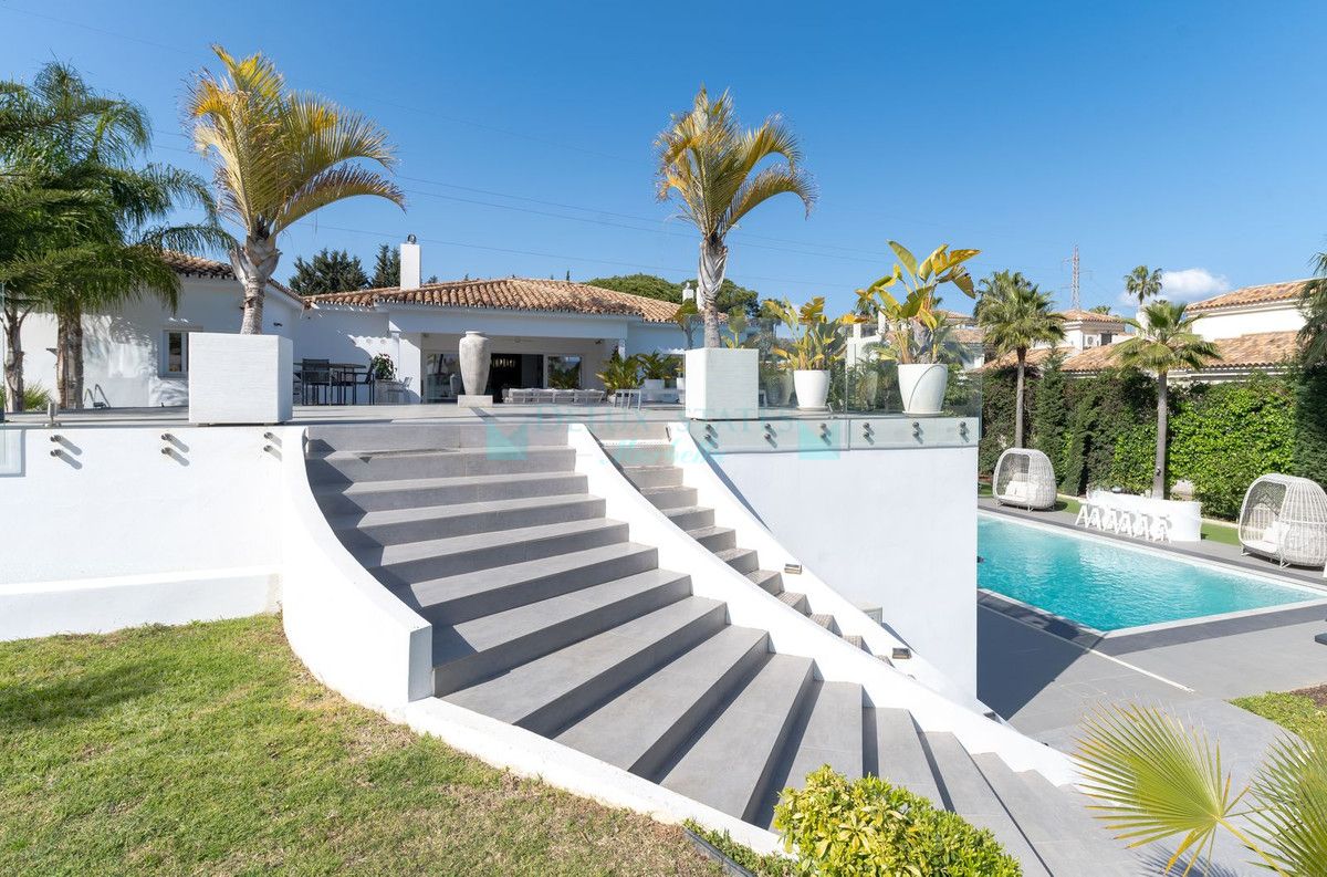 Villa for sale in Atalaya, Estepona