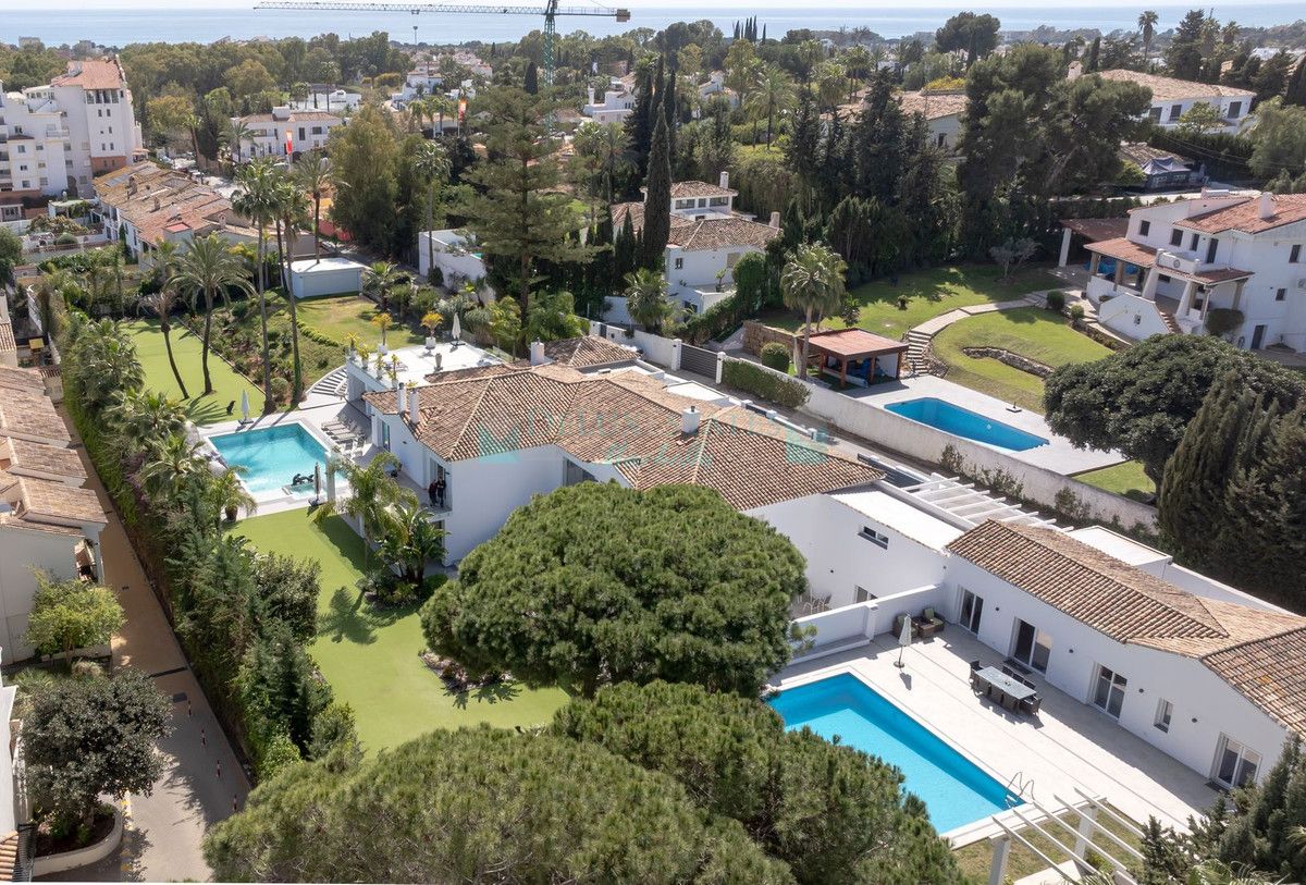 Villa for sale in Atalaya, Estepona