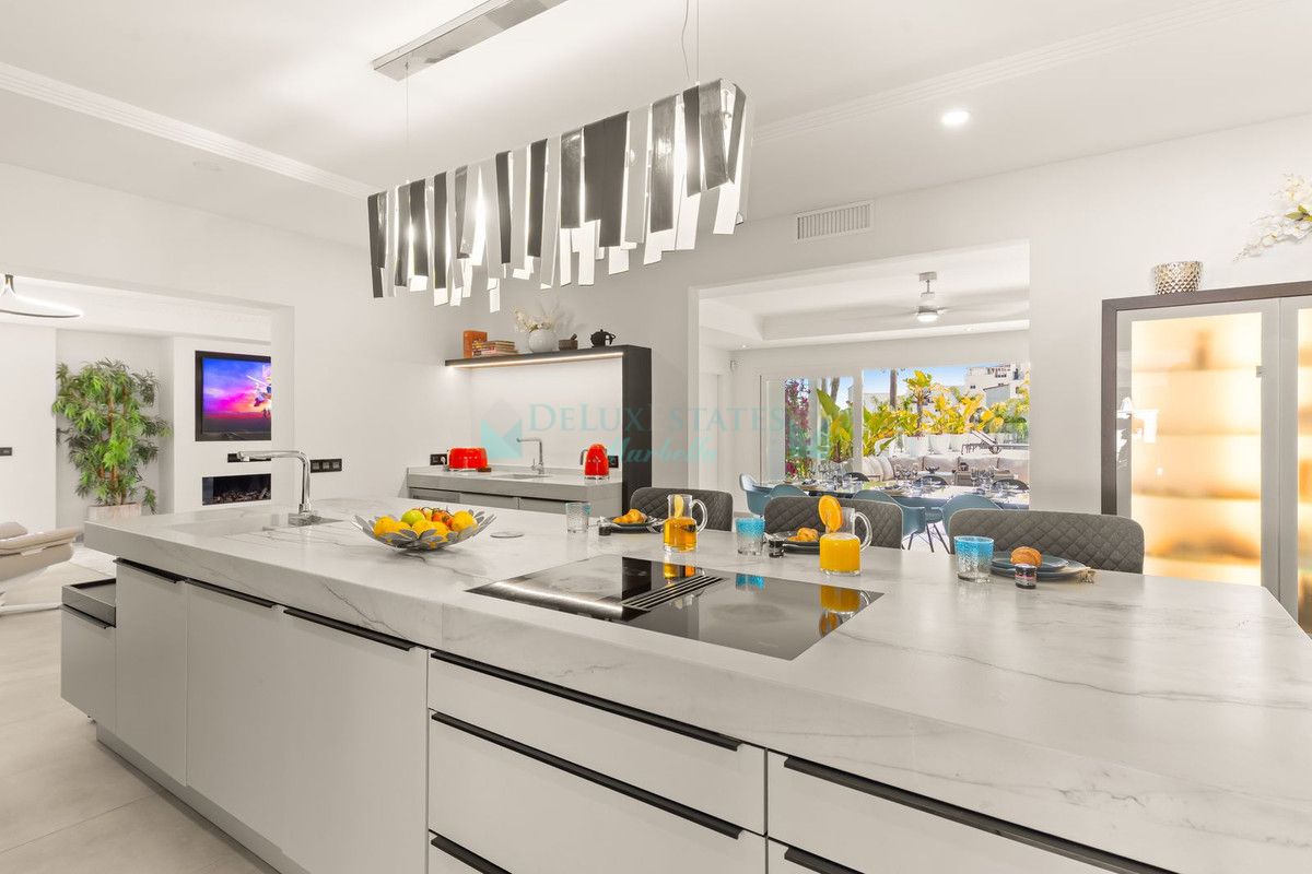 Villa for sale in Atalaya, Estepona