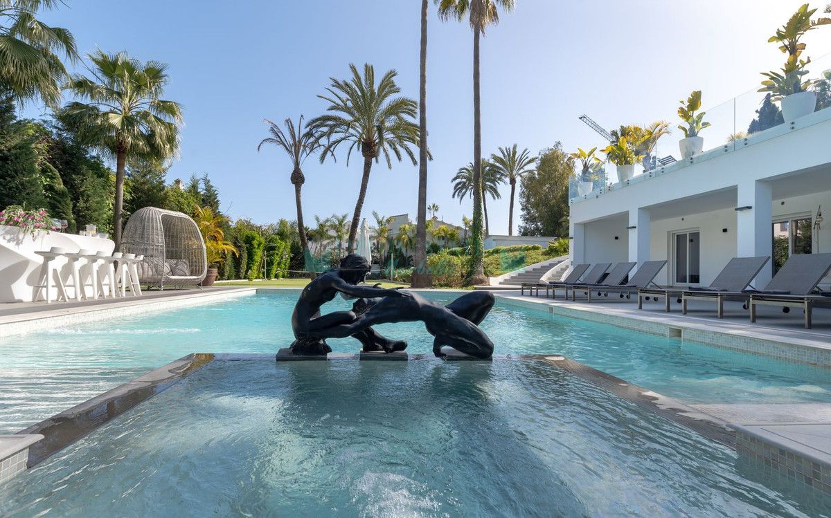 Villa for sale in Atalaya, Estepona