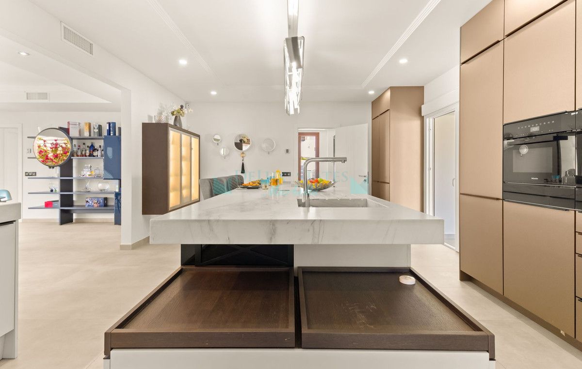 Villa for sale in Atalaya, Estepona