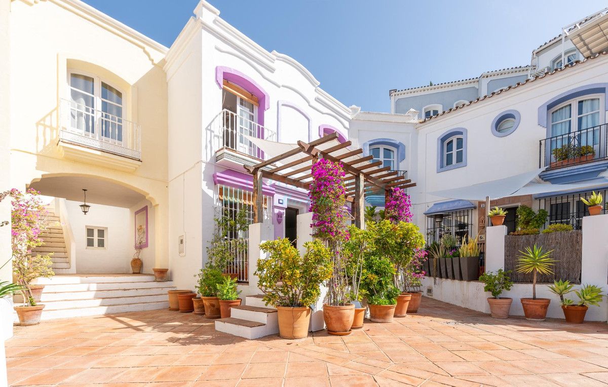 Town House for sale in Benahavis