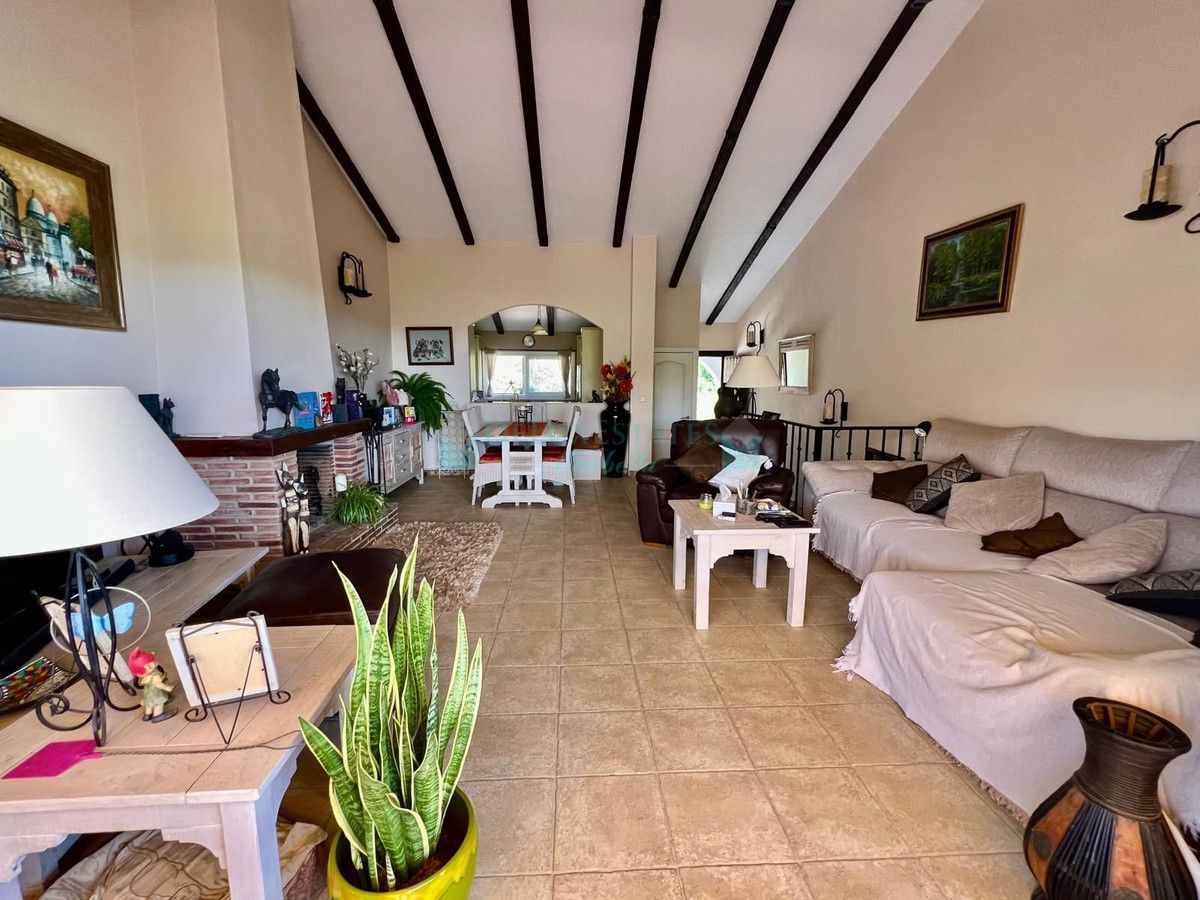 Town House for sale in Estepona