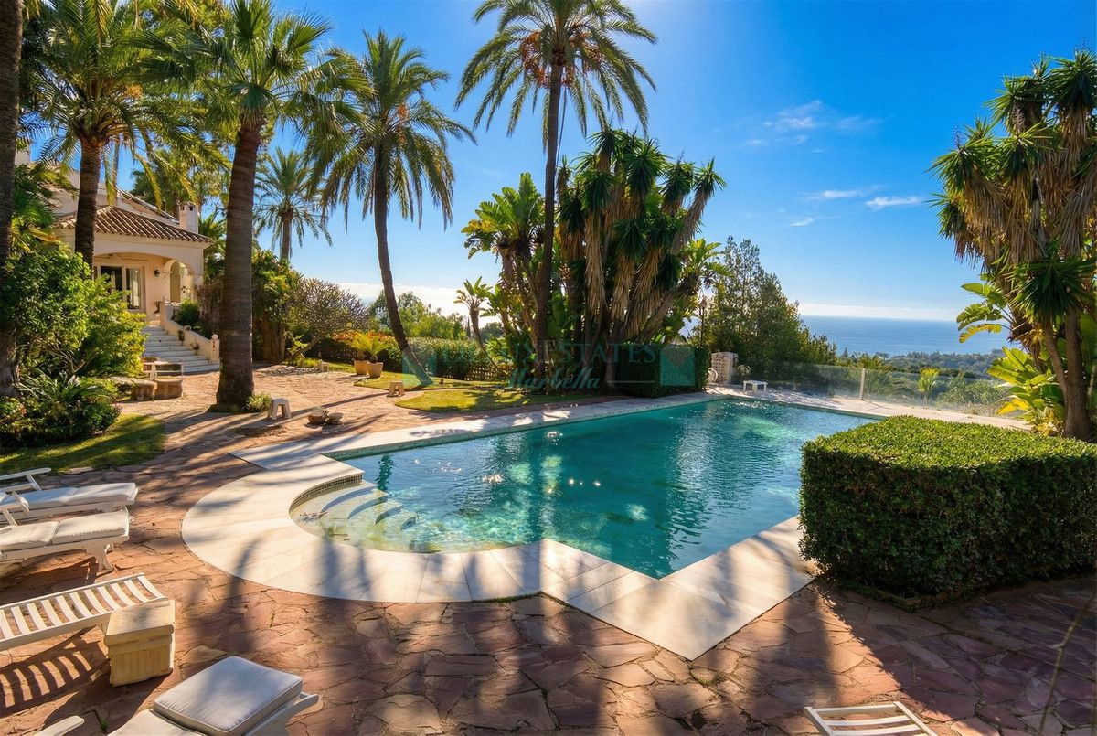 Villa for sale in Rio Real, Marbella East