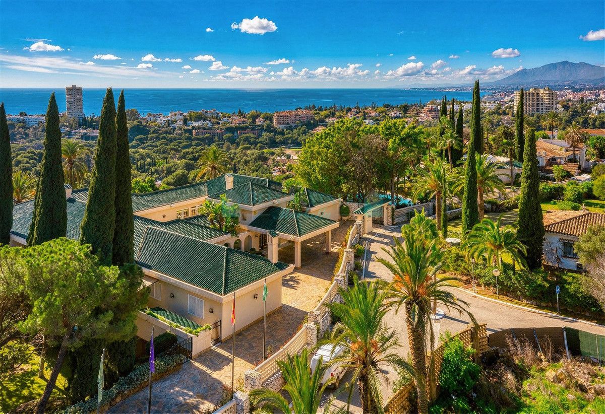 Villa for sale in Rio Real, Marbella East