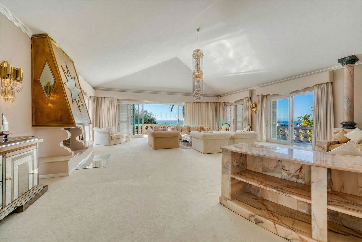 Villa for sale in Rio Real, Marbella East