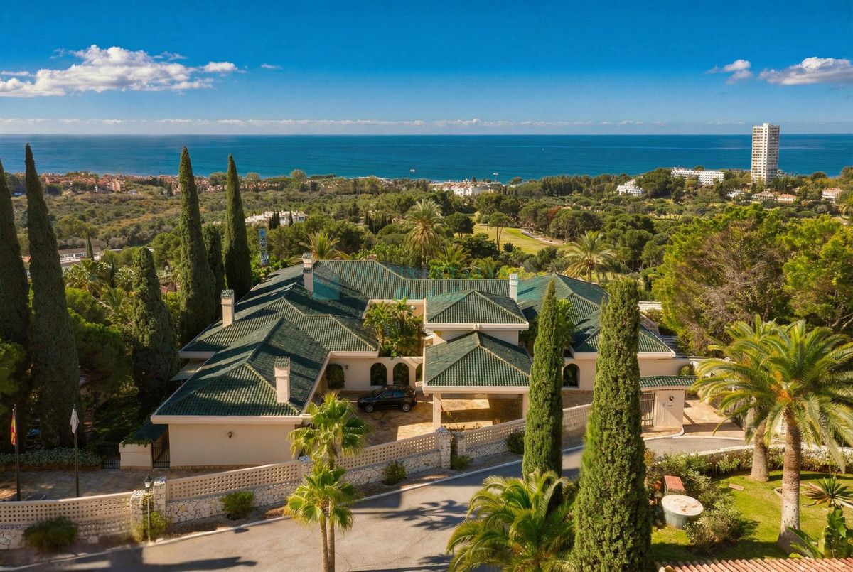 Villa for sale in Rio Real, Marbella East