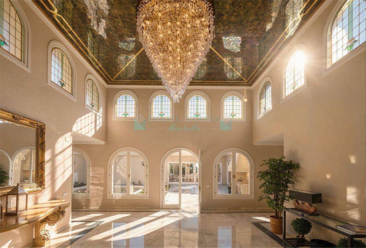 Villa for sale in Rio Real, Marbella East