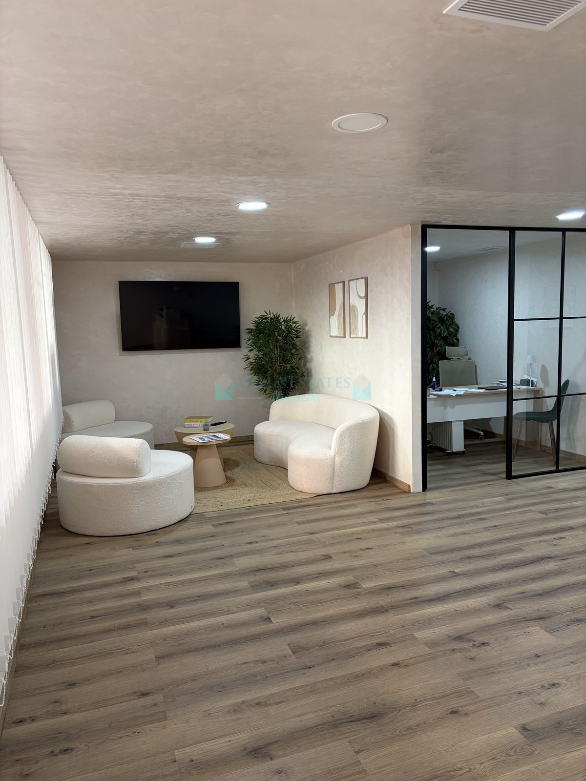 Office for sale in Nueva Andalucia