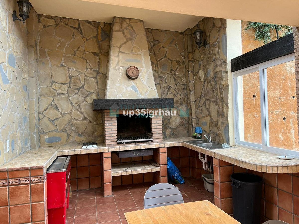 Villa for sale in Estepona