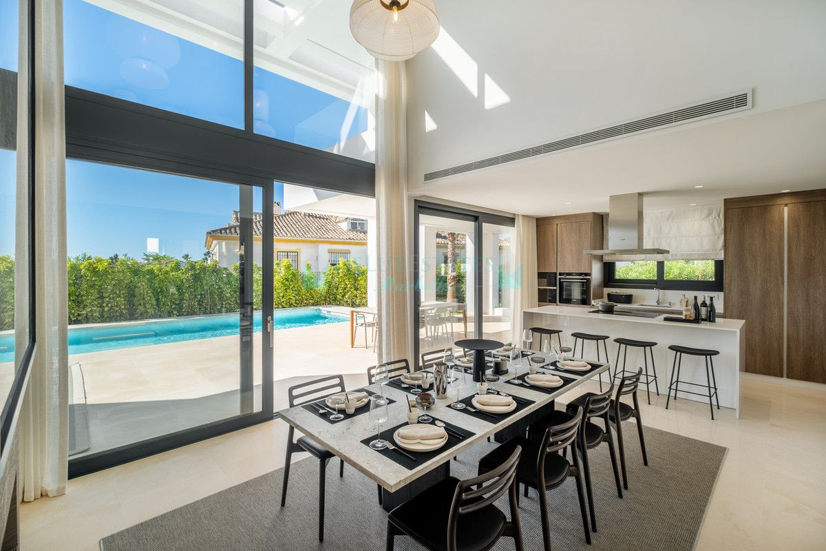 Villa for sale in Estepona