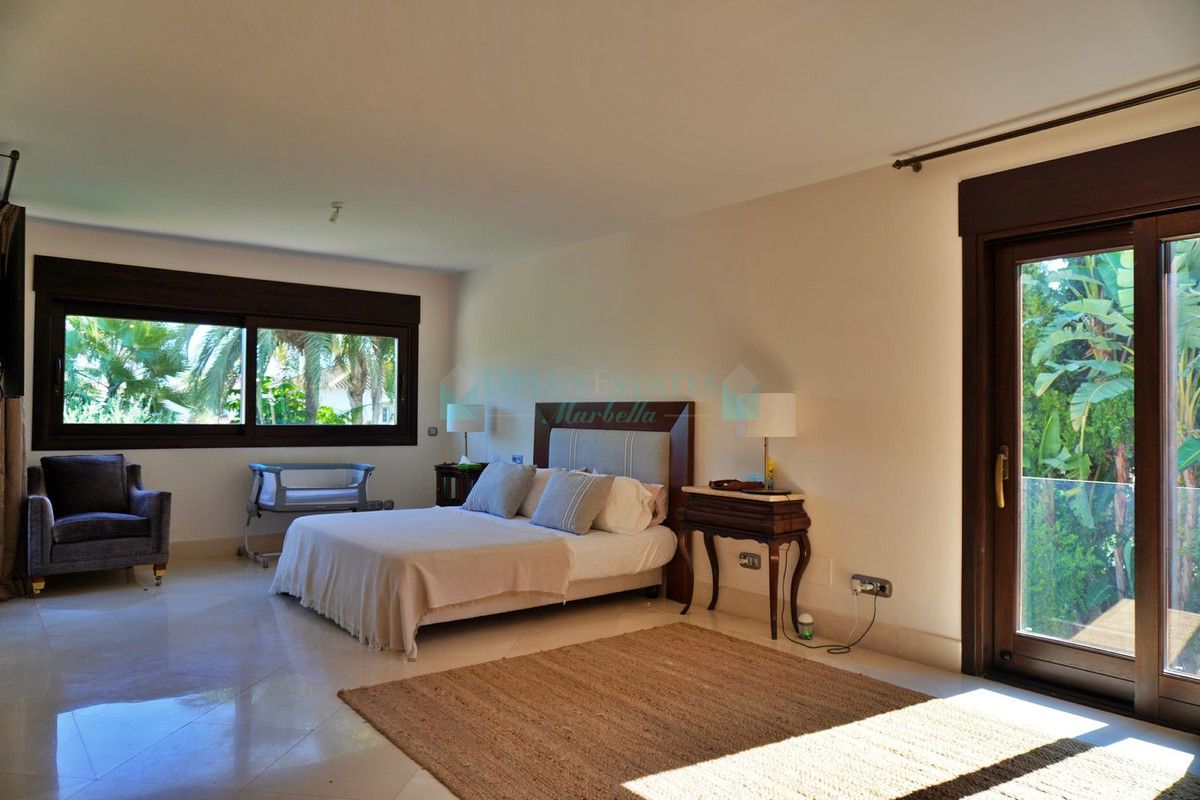 Villa for sale in Aloha, Nueva Andalucia