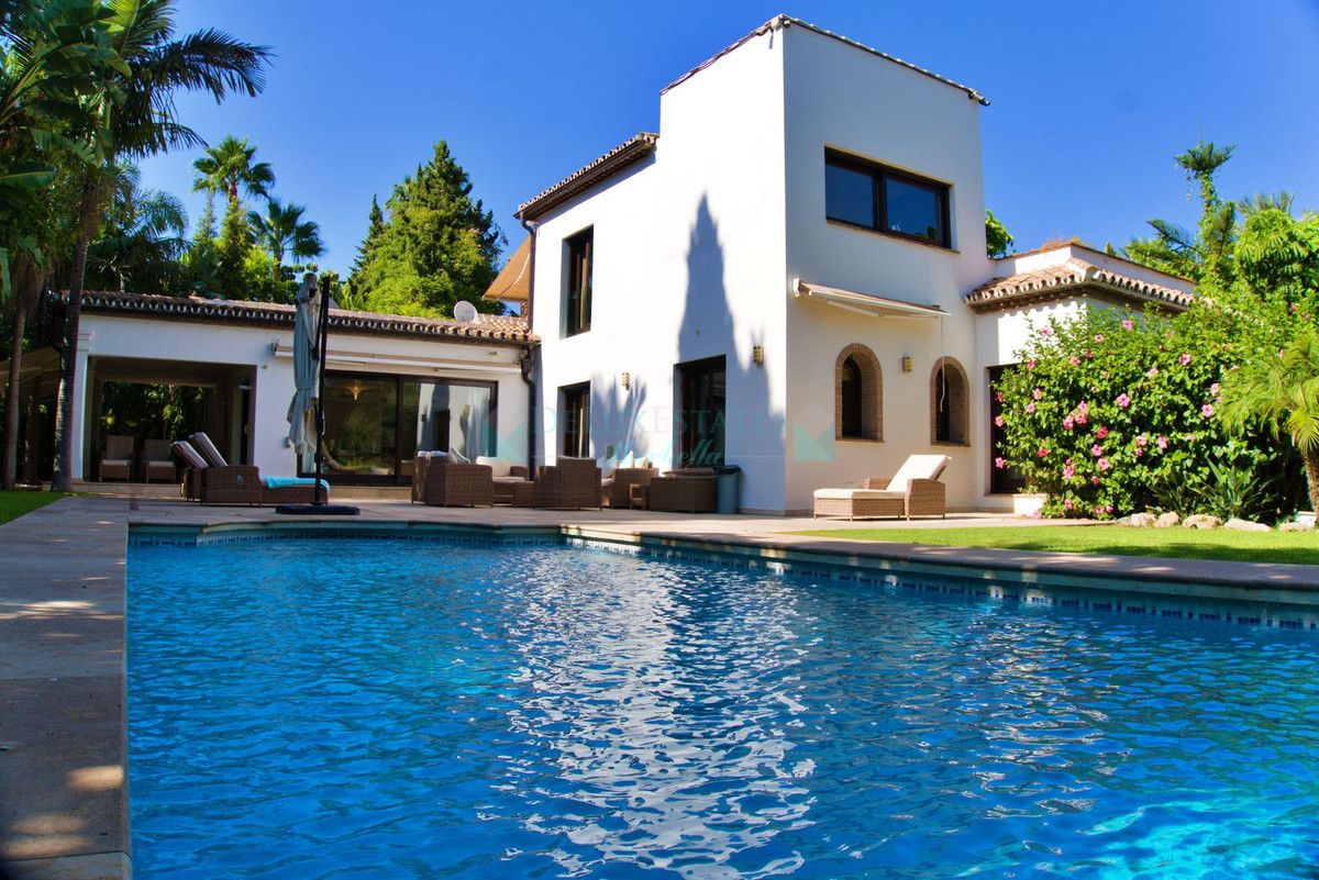 Villa for sale in Aloha, Nueva Andalucia
