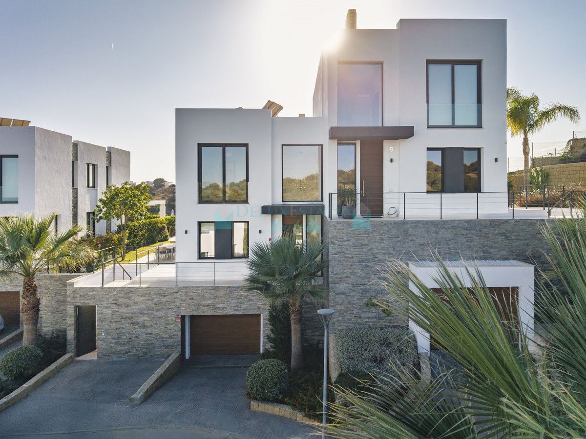 Semi Detached Villa for sale in Cabopino, Marbella East