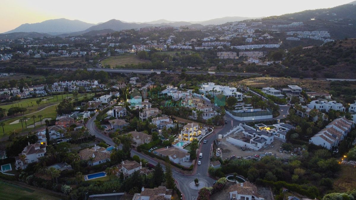 Villa for sale in Nueva Andalucia