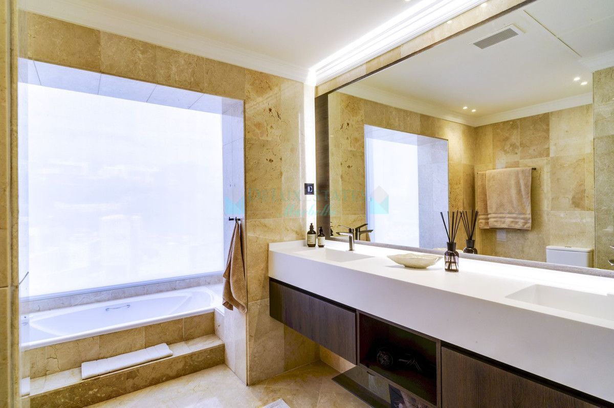 Villa for sale in Nueva Andalucia