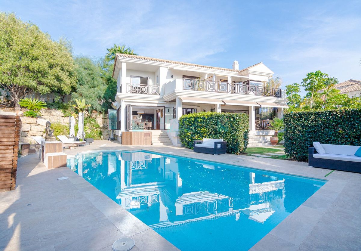Villa for sale in Nueva Andalucia