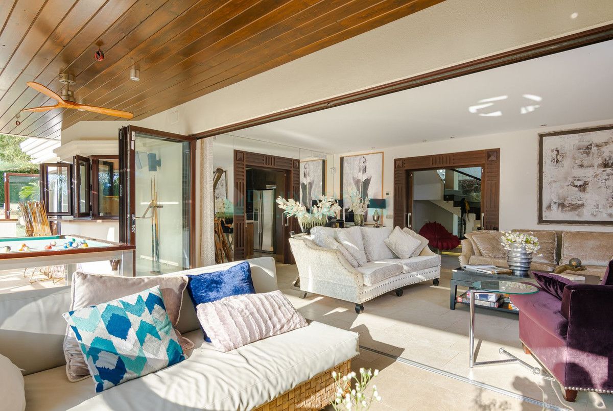 Villa for sale in Nueva Andalucia