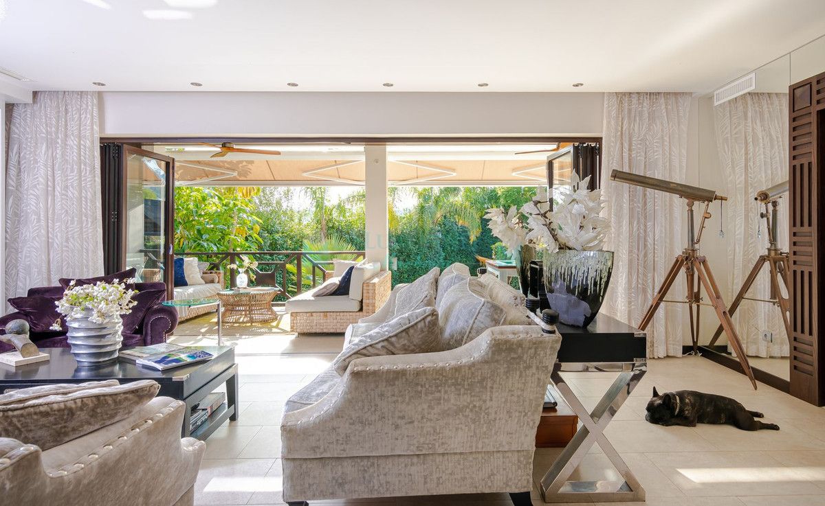 Villa for sale in Nueva Andalucia