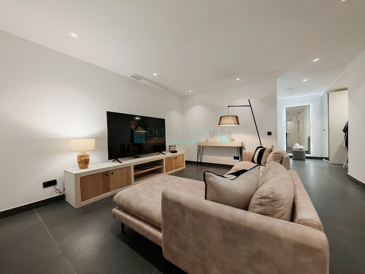 Villa for sale in Estepona