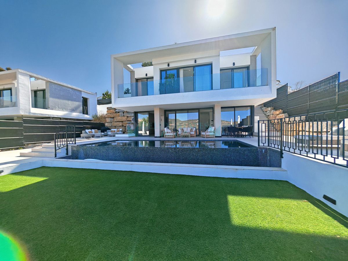 Villa for sale in Estepona