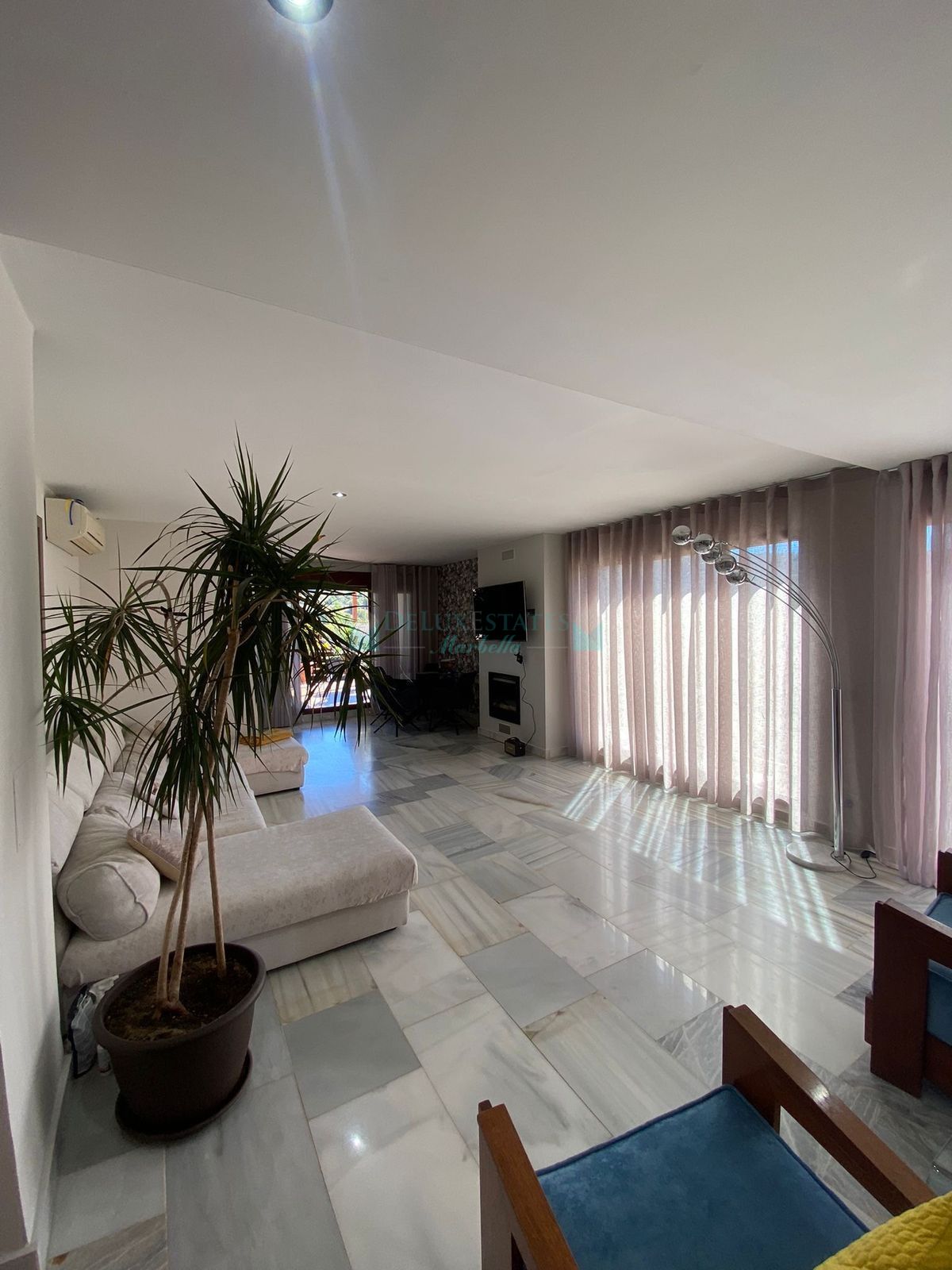 Villa for sale in Benahavis