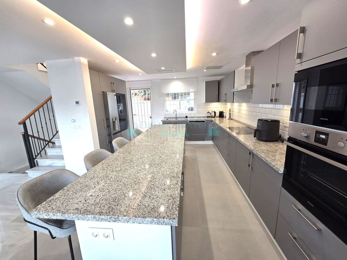 Villa Pareada en venta en Artola, Marbella Este