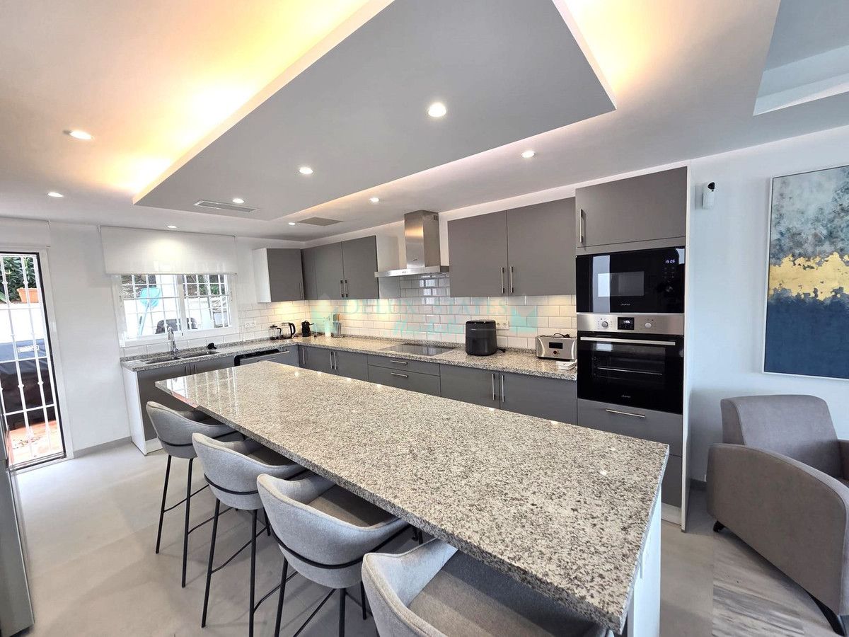 Villa Pareada en venta en Artola, Marbella Este