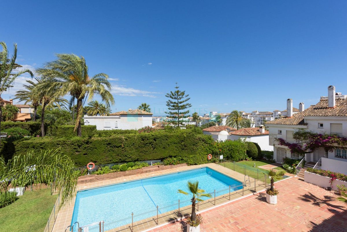 Town House for sale in Nueva Andalucia