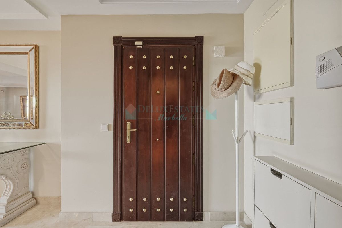 Apartment for sale in La Mairena, Marbella East