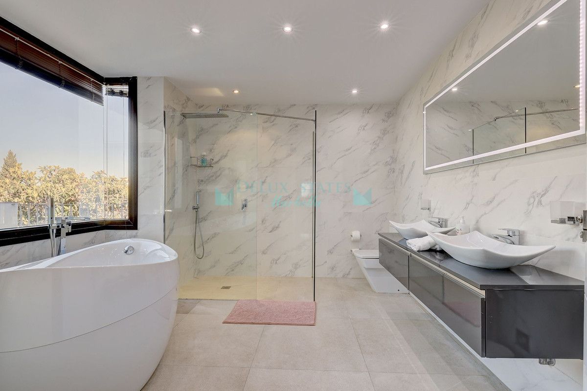 Villa for sale in El Rosario, Marbella East
