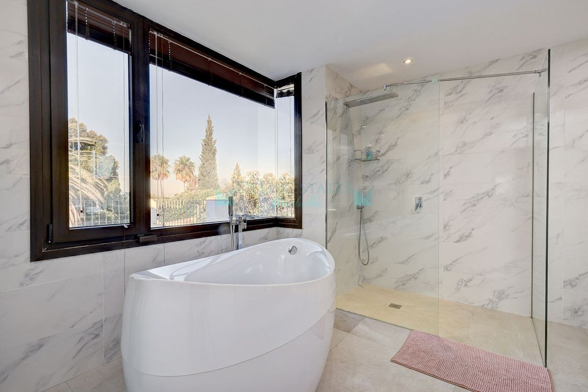 Villa for sale in El Rosario, Marbella East