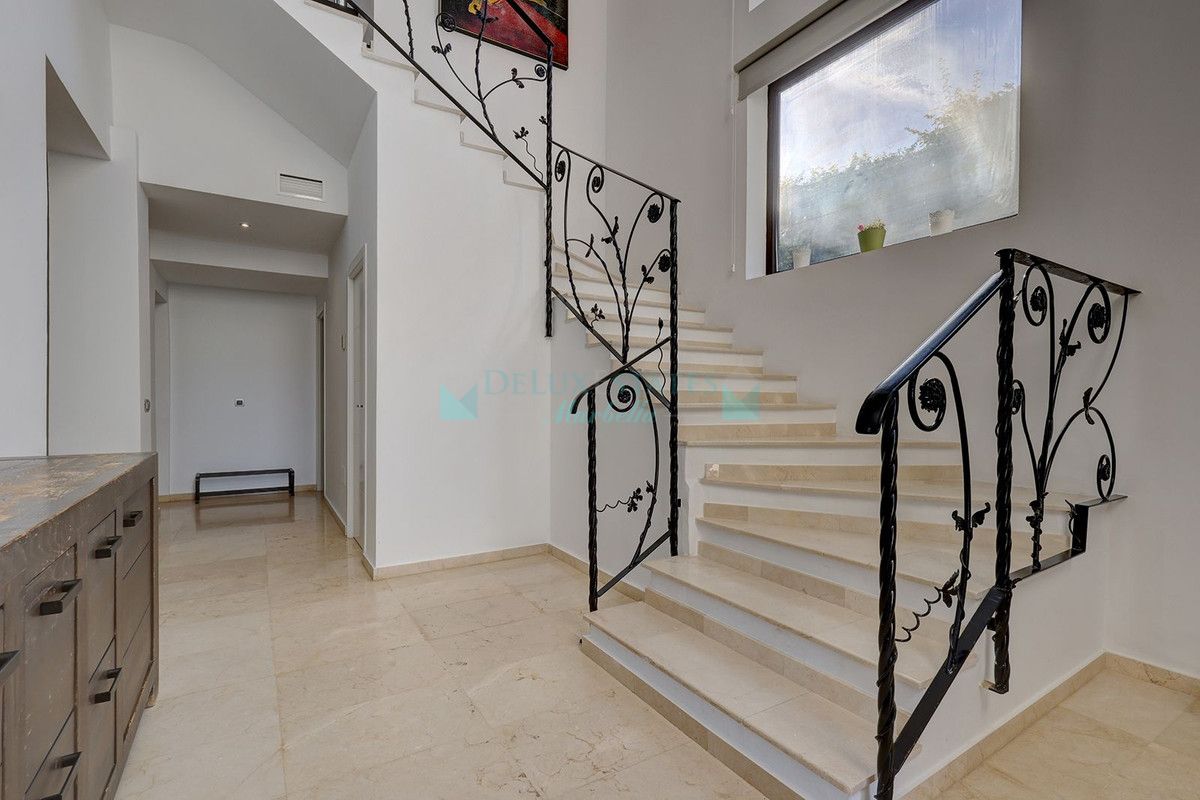 Villa for sale in El Rosario, Marbella East