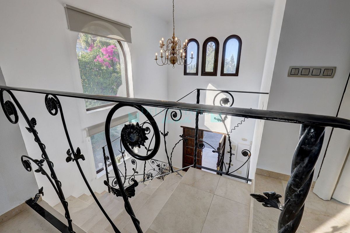 Villa for sale in El Rosario, Marbella East