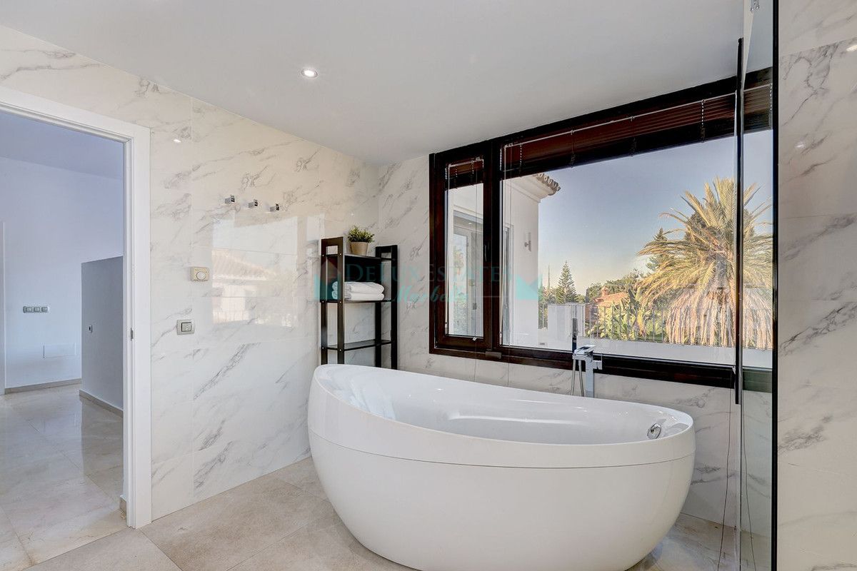 Villa for sale in El Rosario, Marbella East