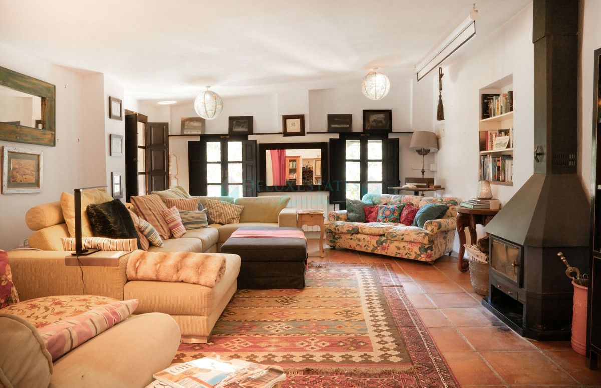 Finca for sale in Estepona