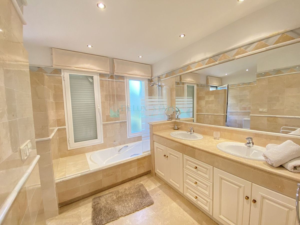 Apartamento Planta Baja en venta en Elviria, Marbella Este