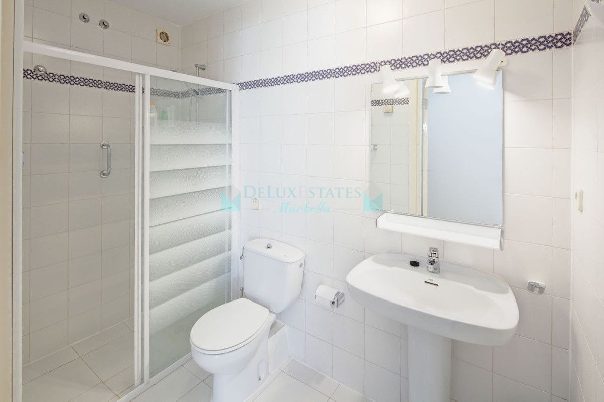 Ground Floor Apartment for sale in Atalaya, Estepona