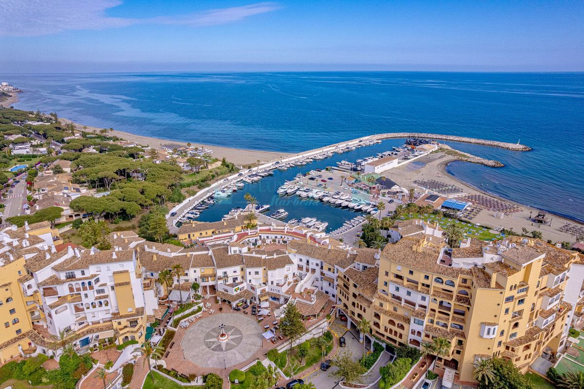 Penthouse for sale in Cabopino, Marbella East