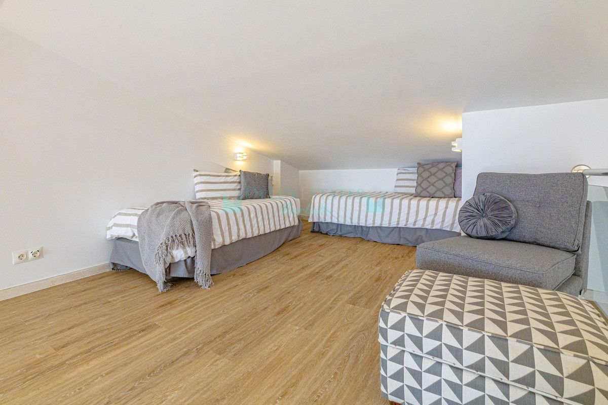 Penthouse for sale in Cabopino, Marbella East